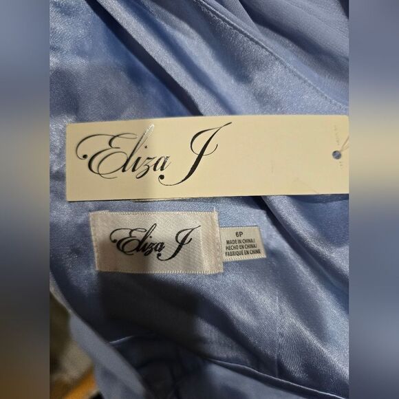 Eliza J halter-neck dress w/ruched waist floral detail NWT Size 6P Light Blue - Picture 7 of 7